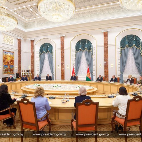 Президент Беларуси Александр Лукашенко 22 января вручил дипломы доктора наук и аттестаты профессора научным и научно-педагогическим работникам